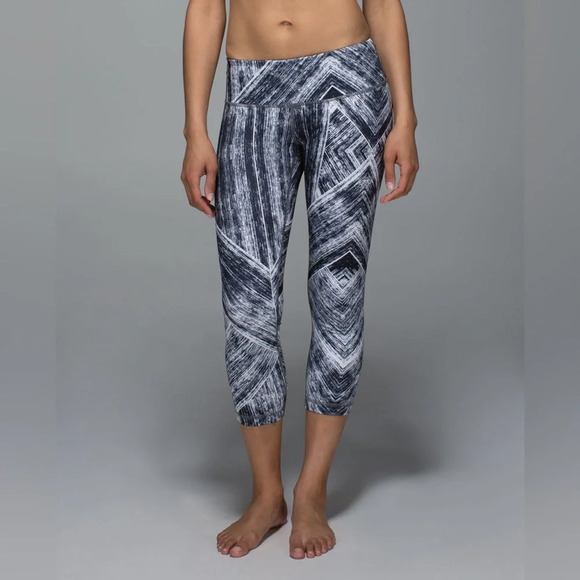 Lululemon Wunder Under Crop II *Full-On Luon Heat Wave White Black SZ 8 - Picture 1 of 6